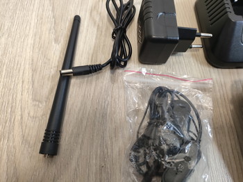 Imagen 3 de Baofeng UV-5R8W met lader antenne en oortje/mic(ZONDER batterij)