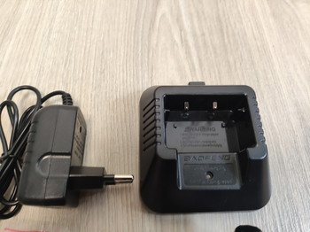 Imagen 4 de Baofeng UV-5R8W met lader antenne en oortje/mic(ZONDER batterij)