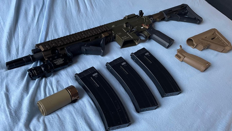 Imagen 1 de HK416 A5 Gen.3 Vollmetall GBBR RAL8000 / Anthrazit mit 3 Magazinen, Originalteilen & Laserdummy (F-Marked)