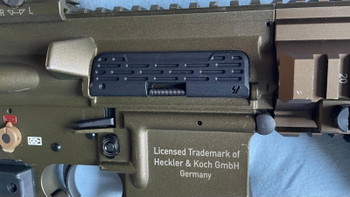 Imagen 3 de HK416 A5 Gen.3 Vollmetall GBBR RAL8000 / Anthrazit mit 3 Magazinen, Originalteilen & Laserdummy (F-Marked)