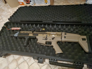 Afbeelding van FN HERSTAL SCAR-L met attachments 340FPS | Holographic sight + grip + 4 mid caps + 1 high cap + batterij