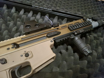 Imagen 2 de FN HERSTAL SCAR-L met attachments 340FPS | Holographic sight + grip + 4 mid caps + 1 high cap + batterij