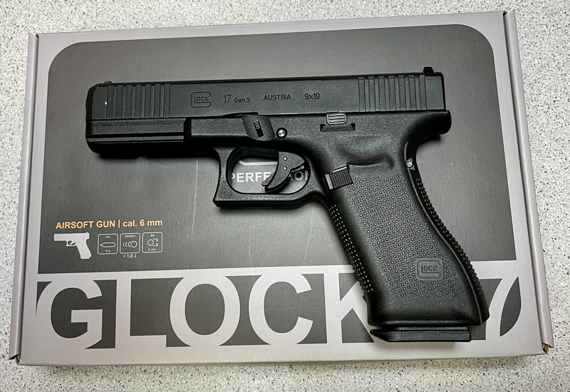 Afbeelding 1 van SOLD Glock 17 Gen5 MOS (mit Adaptern) GBB CO2 Softair 6mm