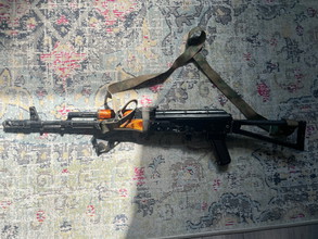 Bild für E&L AKS-74 met originele handguard.