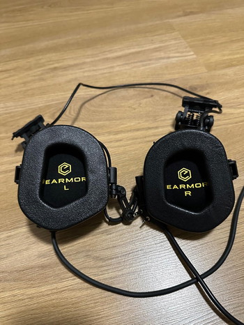 Bild 2 für Earmor M32H + Gel earcups + Arc rail arms + kenwood / baofeng PTT