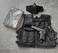 Afbeelding van 1911 met tactical vest en masker.