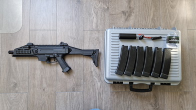 Afbeelding van TKA: ASG CZ Scorpion EVO 3 A1 HPA met upgrades en extra's.
