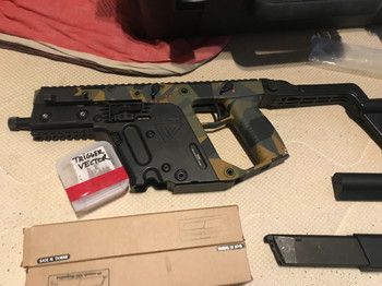 Image 2 for KWA Kriss Vector +3 mags + omzetting voor M4 stock