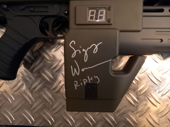 Afbeelding 3 van Aliens Pulse Rifle - Signed by Sigourney Weaver (Ripley) - Matrix MTX-Pro Airsoft Replica, Celebrity Authentics Certified