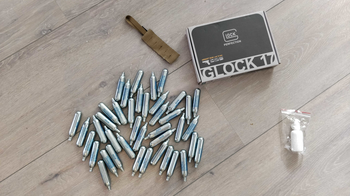 Afbeelding 4 van Umarex Glock 17 Gen 4 Co2 1.3 Joule Blowback  - 3x 1.3 Joule Mags + Circa 40x Swiss Arms Co2 Capsules