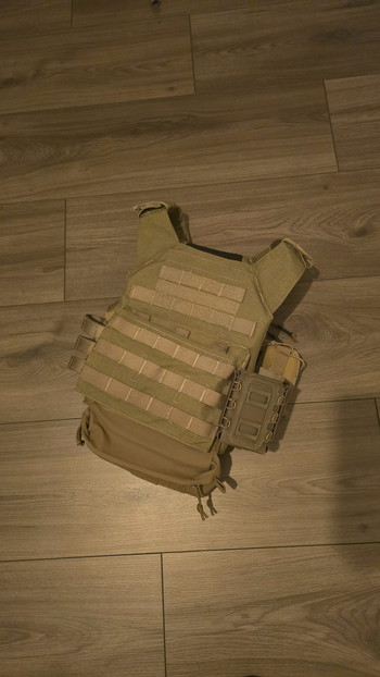 Afbeelding 3 van Tan tactival chest plate/vest. Met rugzak
