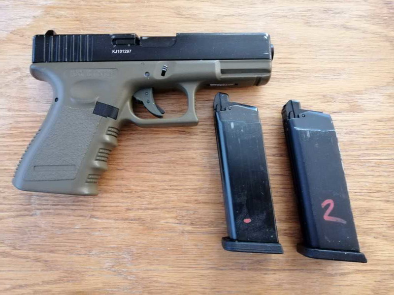 Image 1 for KJW G19 Goed werkend inc. 2 lek vrije magazijnen.