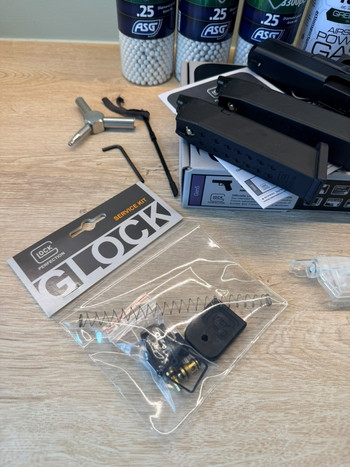 Imagen 2 de UMAREX GLOCK 17 + Extra Magazijn + Service Kit + Valve Sleutel