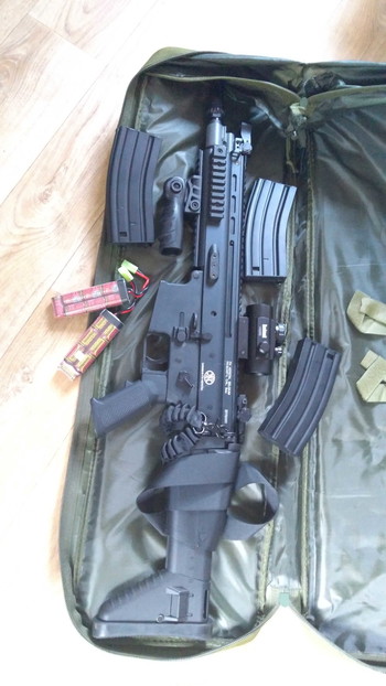 Afbeelding 2 van Cybergun - FN SCAR L AEG inclusief magazijnen, batterijen en red dot sight