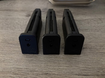 Afbeelding 2 van 2 stuks Tokyo Marui Glock 19 Magazijnen & Tan mag Pouch