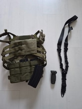 Vest met 3 mags, sling, en foregrip képe