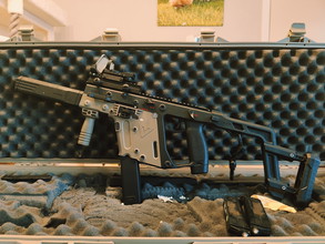 Bild für Te koop: Kriss Vector airsoft replica (2-tone) - incl. tracer silencer en 5 Magazine Kriss Vector Midcap (verlaagd in prijs)