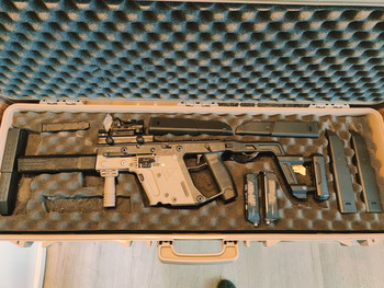 Imagen 2 de Te koop: Kriss Vector airsoft replica (2-tone) - incl. tracer silencer en 5 Magazine Kriss Vector Midcap (verlaagd in prijs)