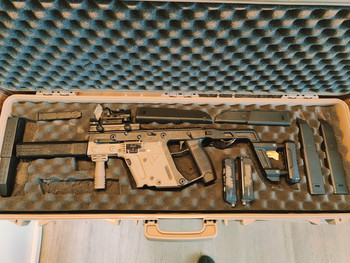 Image 2 pour Te koop: Kriss Vector airsoft replica (2-tone) - incl. tracer silencer en 5 Magazine Kriss Vector Midcap (verlaagd in prijs)