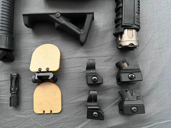 Bild 3 für Verschillende Attachments grips/mounts/sights moet snel weg!