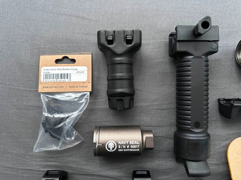 Image 5 for Verschillende Attachments grips/mounts/sights moet snel weg!