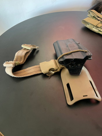 Afbeelding 2 van Kydex fastdraw holster voor g17 met x300. Inclusief belt loop en beenband