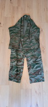 Afbeelding van Gestreepte camo kleding