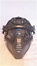 Afbeelding van Face protector aan helm en met bril