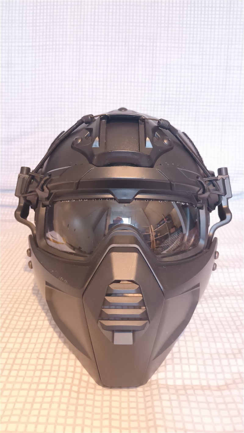 Afbeelding 1 van Face protector aan helm en met bril