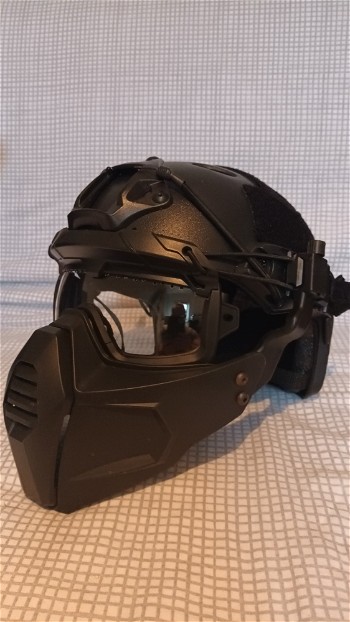 Afbeelding 2 van Face protector aan helm en met bril