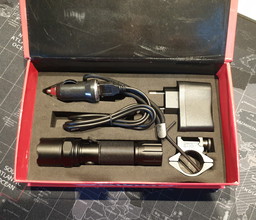 Afbeelding van Swiss arms herlaadbare  led flashlight met mount  nieuw in de doos