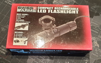 Afbeelding 2 van Swiss arms herlaadbare  led flashlight met mount  nieuw in de doos