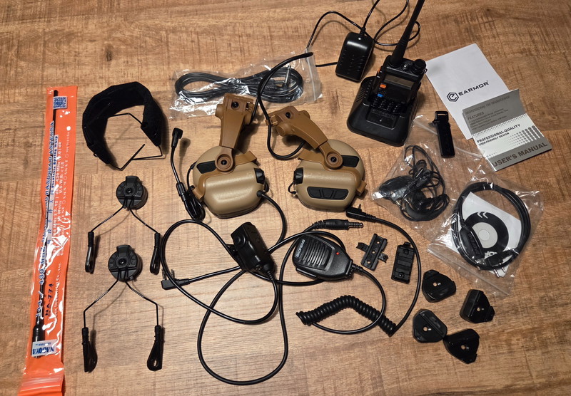 Image 1 pour Earmor + PTT + Baofeng communicatie set met verschillende helmet mounts en accessoires