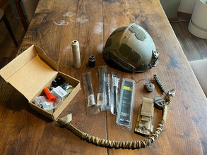 Afbeelding van Assortiment gear. Springs, crye helm, pouch, AEG parts