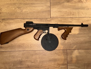 Cybergun x Thompson 1928 "Chicago Typewriter" Airsoft AEG Rifle w/ Imitation Wood Furniture képe