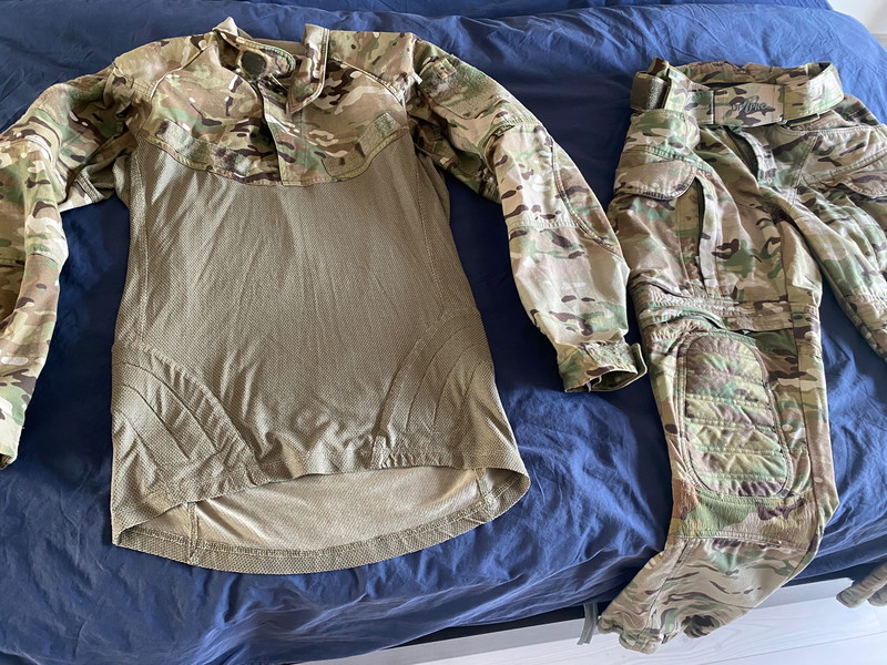 Image 1 pour UF PRO STRIKER X COMBAT SHIRT maat: L + STRIKER ULT COMBAT PANTS Maat: 32/32