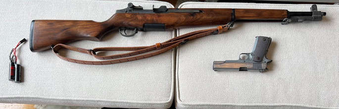 Afbeelding van Weathered ICS M1 Garand met leren sling, M1911