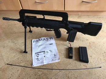 Image 4 for Airsoft-Komplettset - ICS G33 funktionsfähig + FAMAS F1 + 2 defekte Pistolen + Zubehör - Abholung