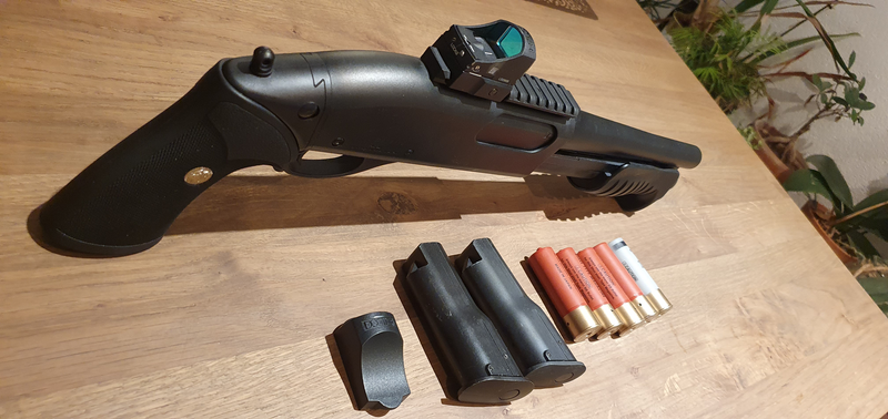 Afbeelding 1 van Tokyo marui m870 breacher met red dot, patronen en extra gastank