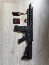Afbeelding van M4 met magazijn, titan lader en titan batterij