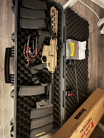 Bild 2 für KWA Ronin T10 + 2 batterijen en lader 7 magazijnen lipo zak, geweerriem, scope, scope bescherm glas. koffer