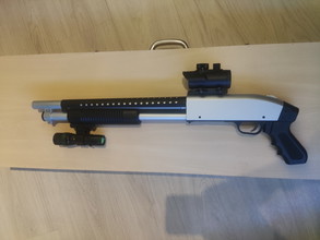 Imagen para Modded CQB shotgun with red dot & flashlight