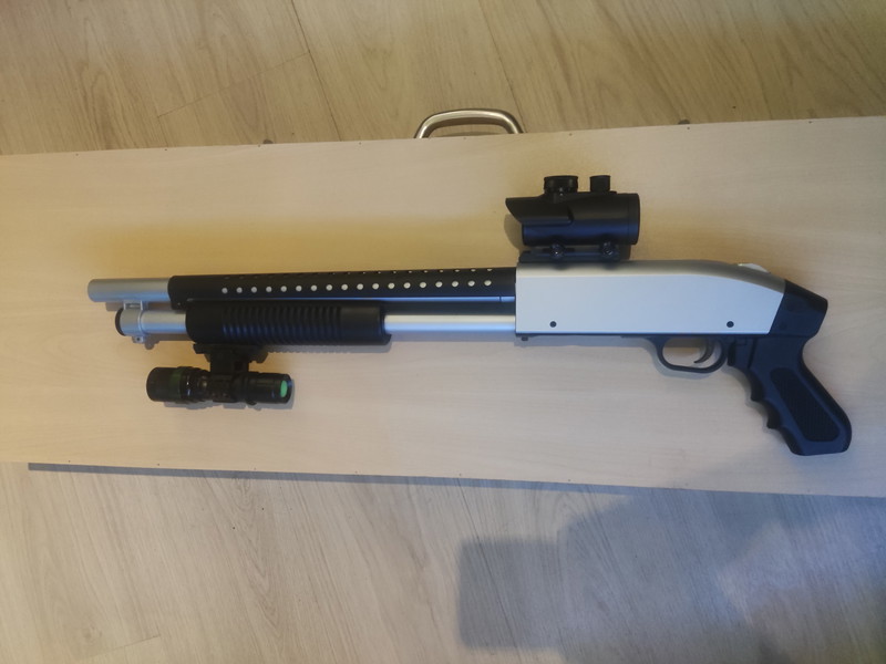 Imagen 1 de Modded CQB shotgun with red dot & flashlight