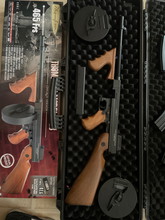 Afbeelding van Ik verkoop hier bij mijn thommy gun om plaats te maken voor een ander replica