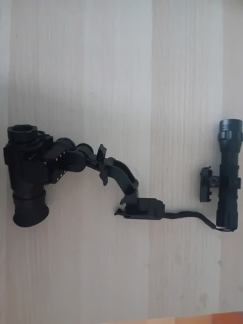 Bild 4 für NVG-10 w/ Mount and IR flashlight w/ Mount as well