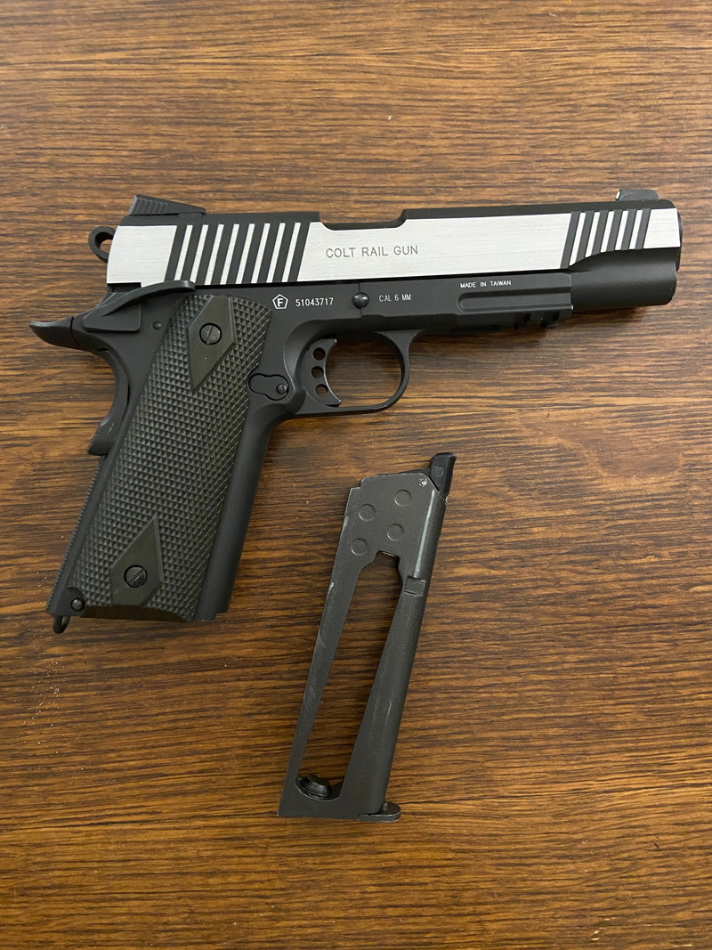Imagen 1 de Pistolet airsoft COLT 1911 RAIL GUN CO2 BLACK SILVER - CYBERGUN 6 mm BB