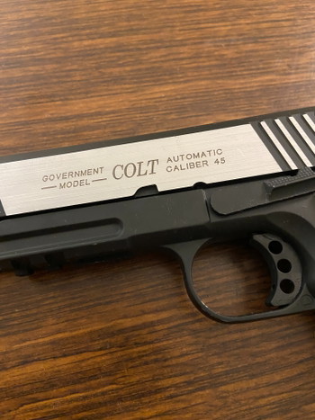 Imagen 2 de Pistolet airsoft COLT 1911 RAIL GUN CO2 BLACK SILVER - CYBERGUN 6 mm BB