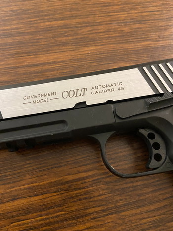 Imagen 2 de Pistolet airsoft COLT 1911 RAIL GUN CO2 BLACK SILVER - CYBERGUN 6 mm BB