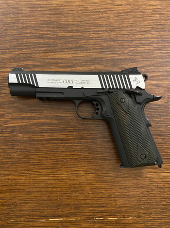 Imagen 4 de Pistolet airsoft COLT 1911 RAIL GUN CO2 BLACK SILVER - CYBERGUN 6 mm BB