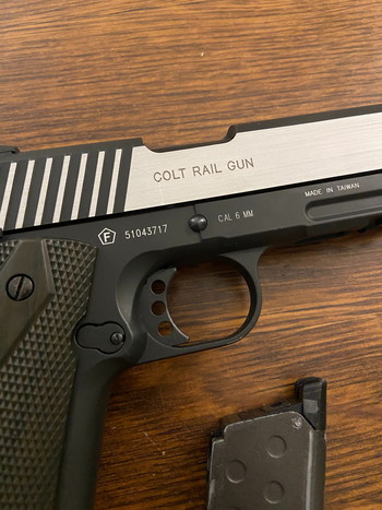 Imagen 5 de Pistolet airsoft COLT 1911 RAIL GUN CO2 BLACK SILVER - CYBERGUN 6 mm BB